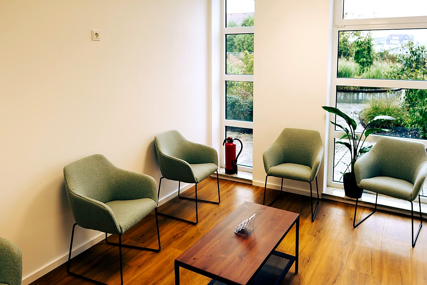 Heller, freundlicher Wartebereich der Physiotherapie-Praxis in Oberursel